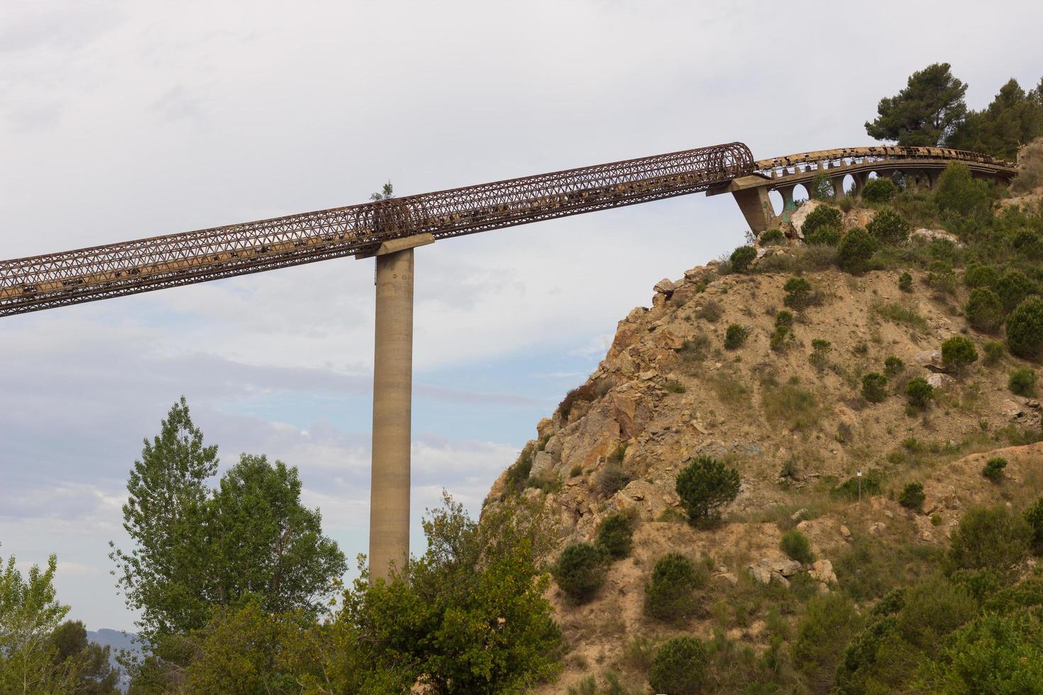 cinta transportadora de un kilómetro de longitud para el transporte de piedras desde la cantera hasta la planta foto