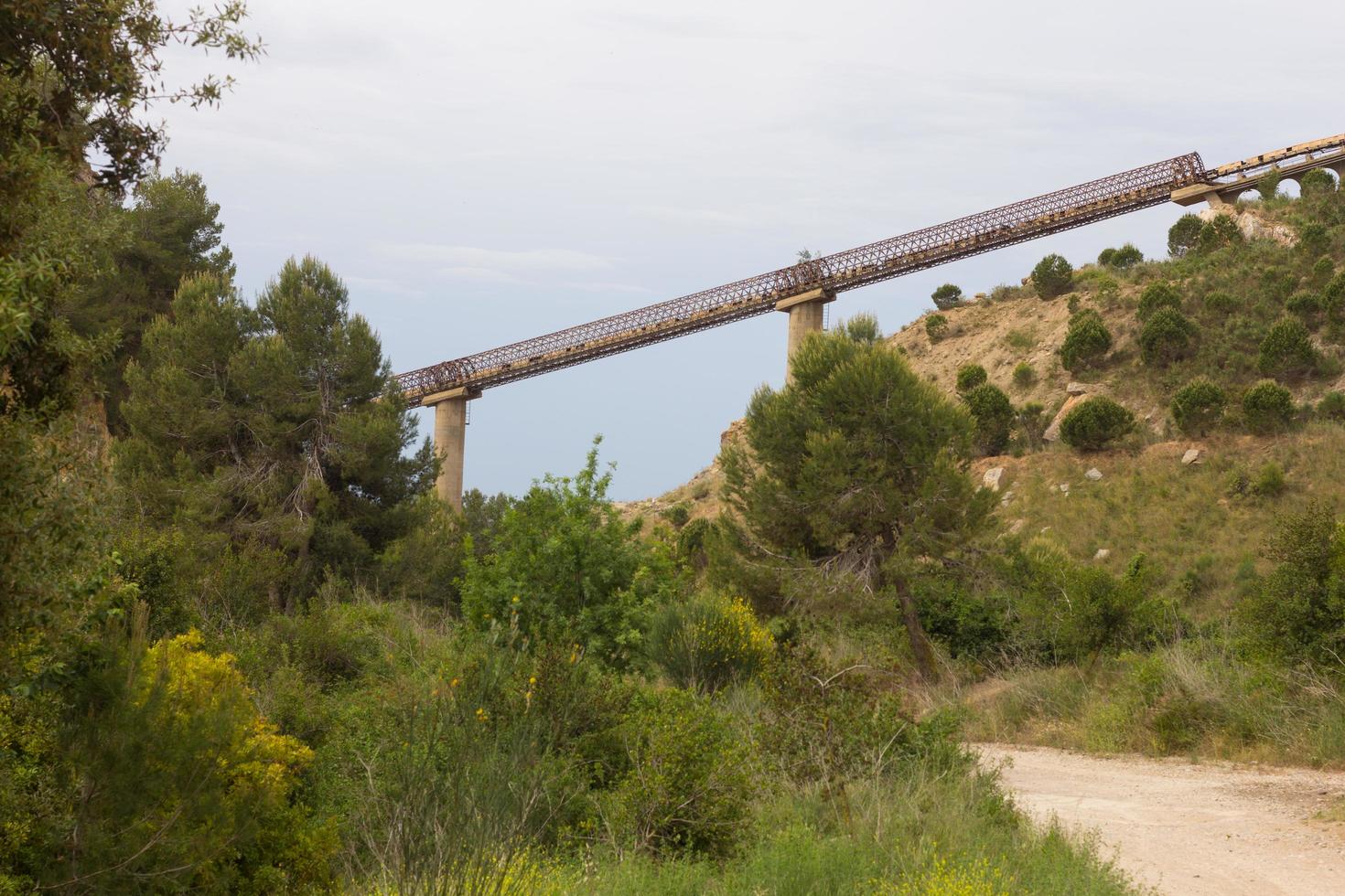 cinta transportadora de un kilómetro de longitud para el transporte de piedras desde la cantera hasta la planta foto