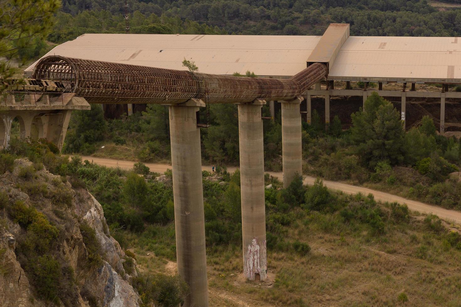 cinta transportadora de un kilómetro de longitud para el transporte de piedras desde la cantera hasta la planta foto