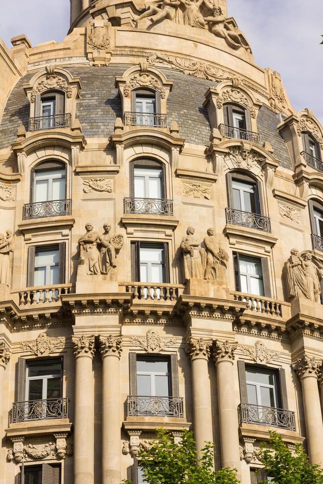 edificio y ventanas en el centro de barcelona foto