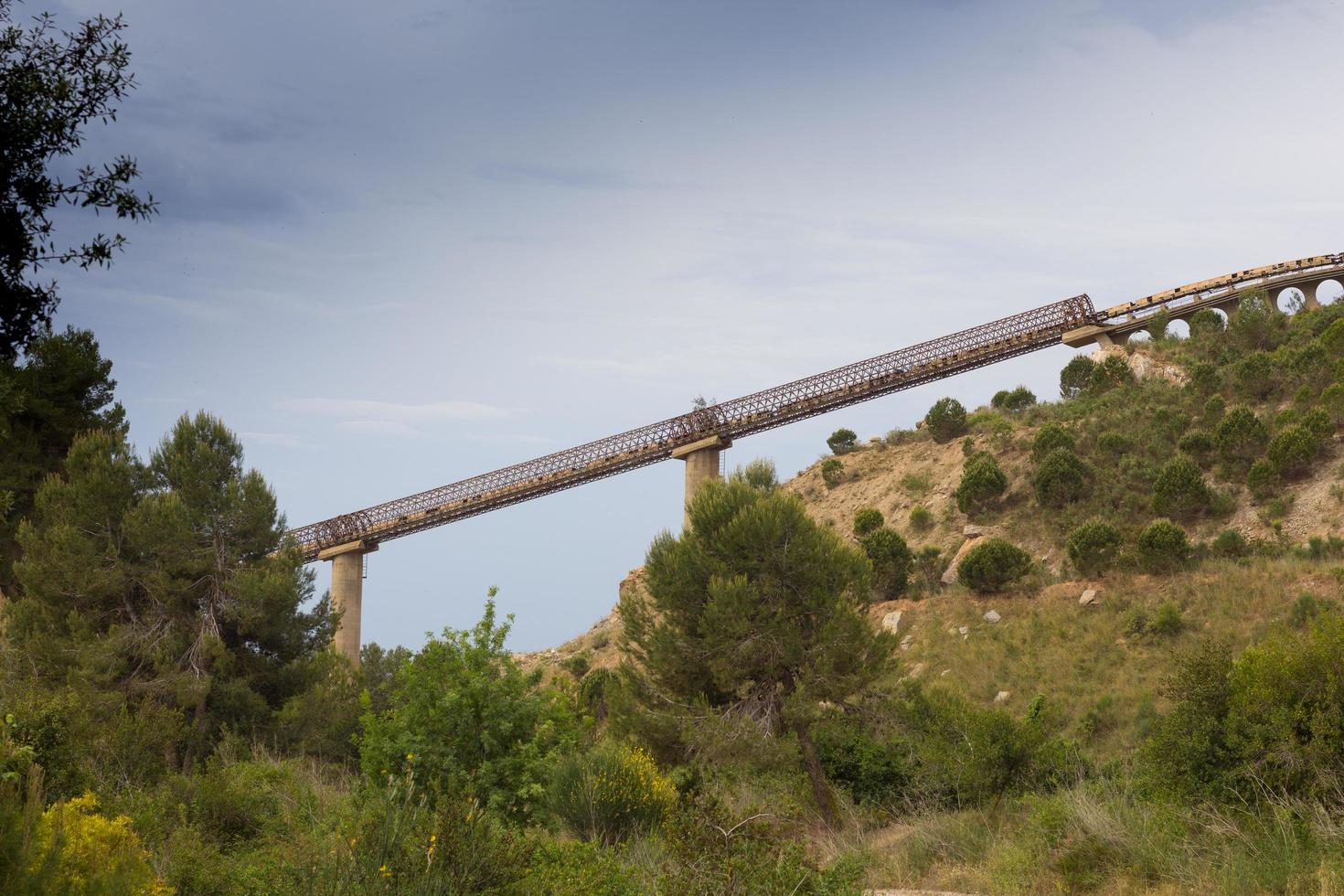 cinta transportadora de un kilómetro de longitud para el transporte de piedras desde la cantera hasta la planta foto