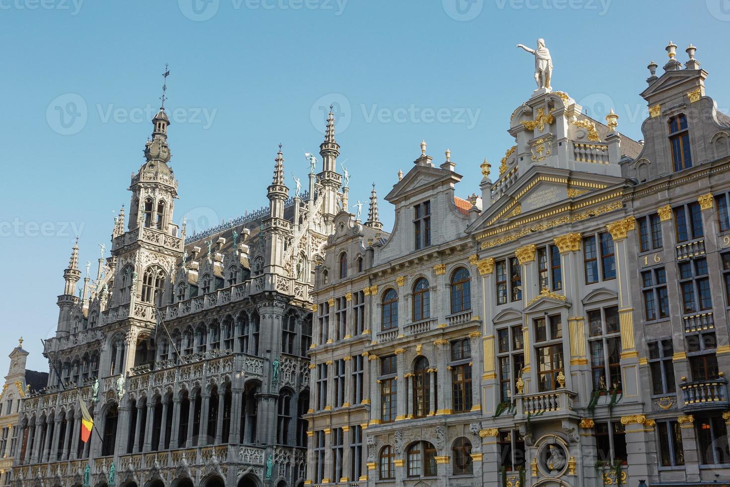 Hermosa fachada antigua en la Grand Place de Bruselas, Bélgica foto