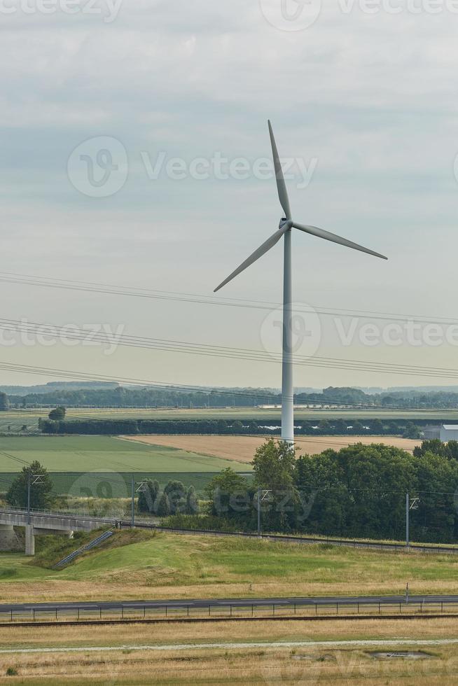 Molino de viento como generador de energía de turbina eólica en los Países Bajos foto