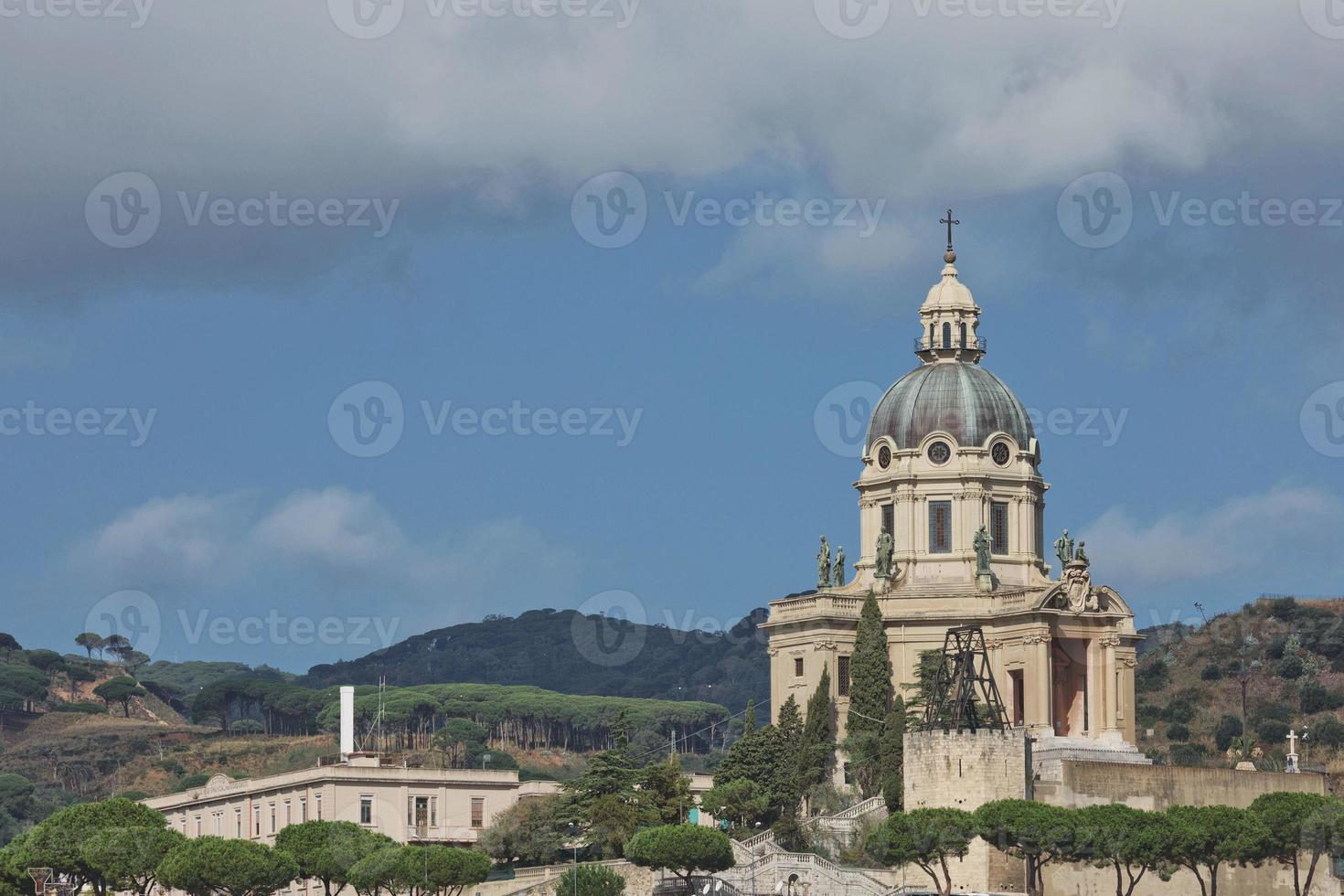 La cúpula de la iglesia del rey cristo rey, Messina, Italia foto