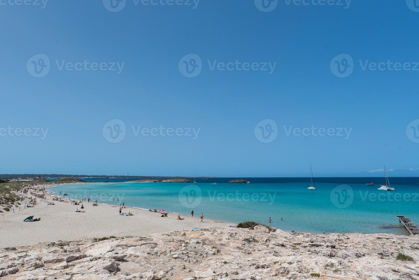 gente en la costa de la playa de ses iletes en formentera, islas baleares en españa. foto