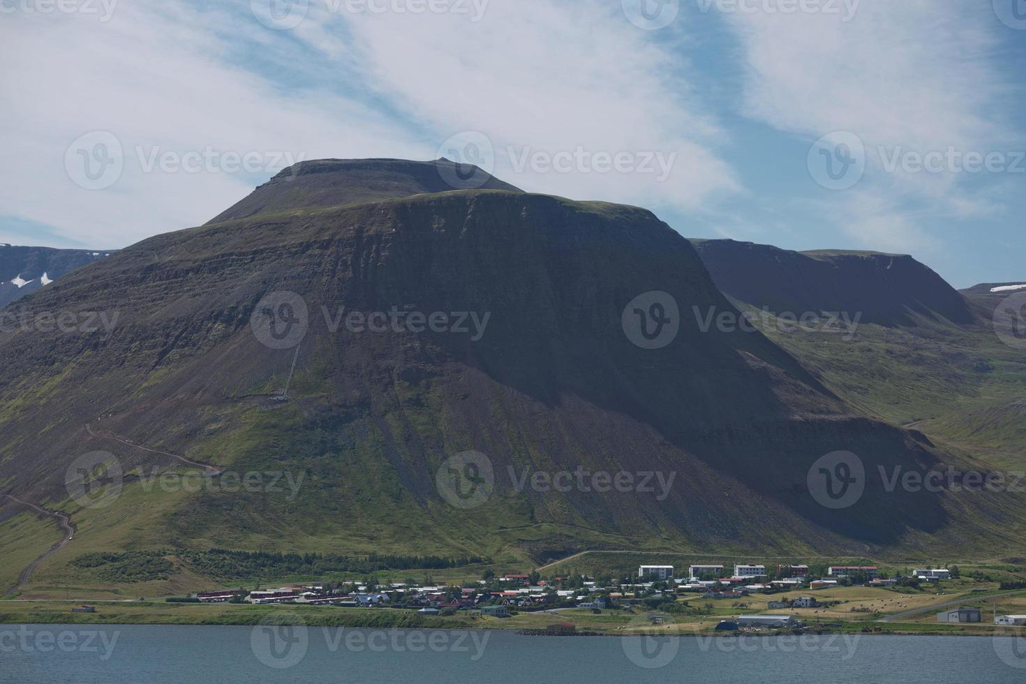 Vista del fiordo que rodea la aldea de isafjordur en Islandia foto