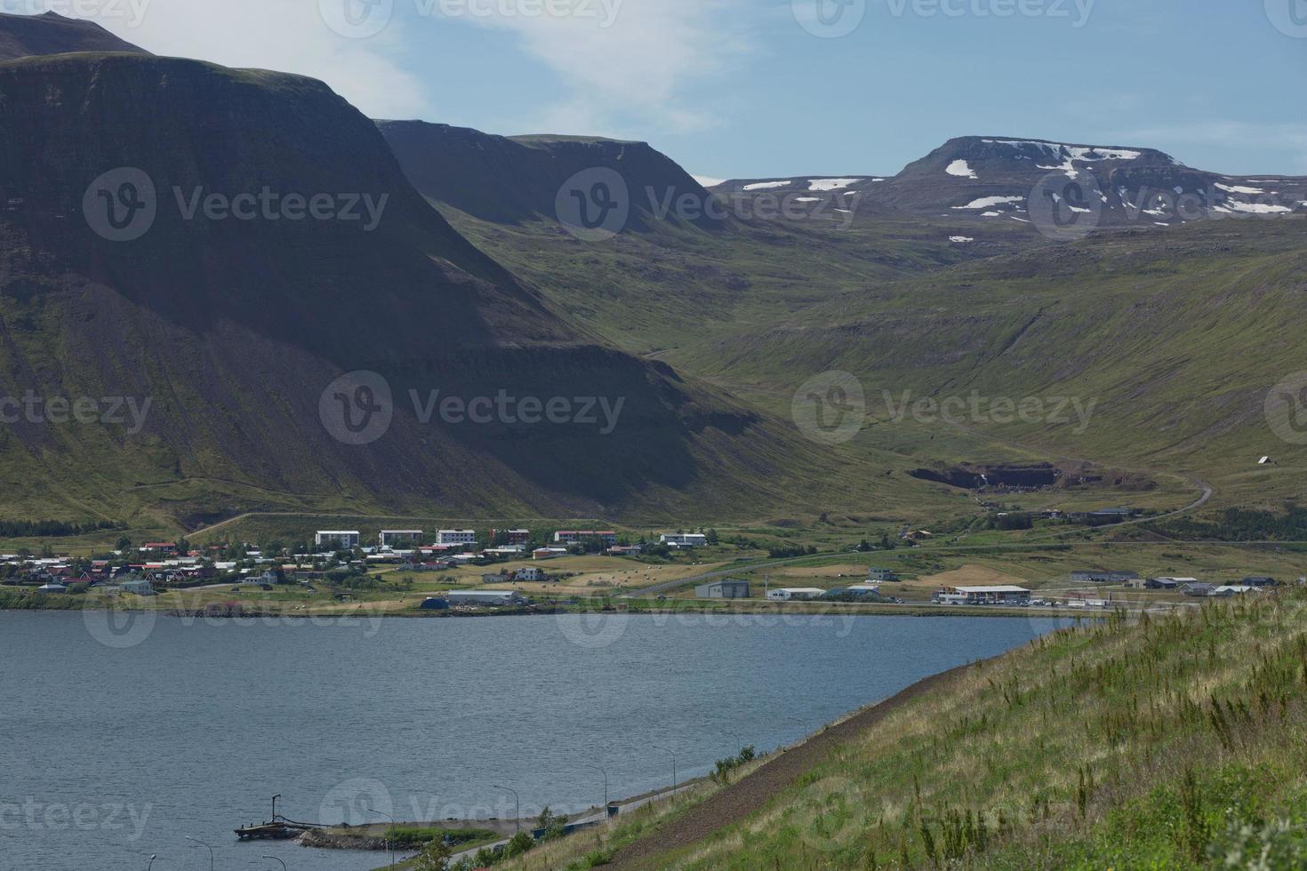 Vista del fiordo que rodea la aldea de isafjordur en Islandia foto