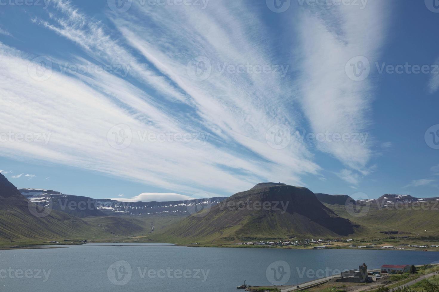 Vista del fiordo que rodea la aldea de isafjordur en Islandia foto