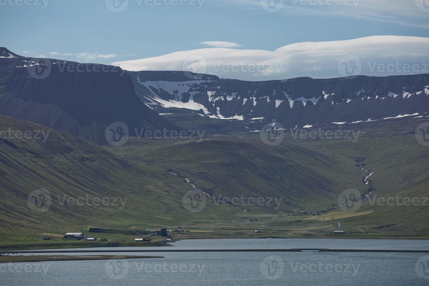 Vista del fiordo que rodea la aldea de isafjordur en Islandia foto