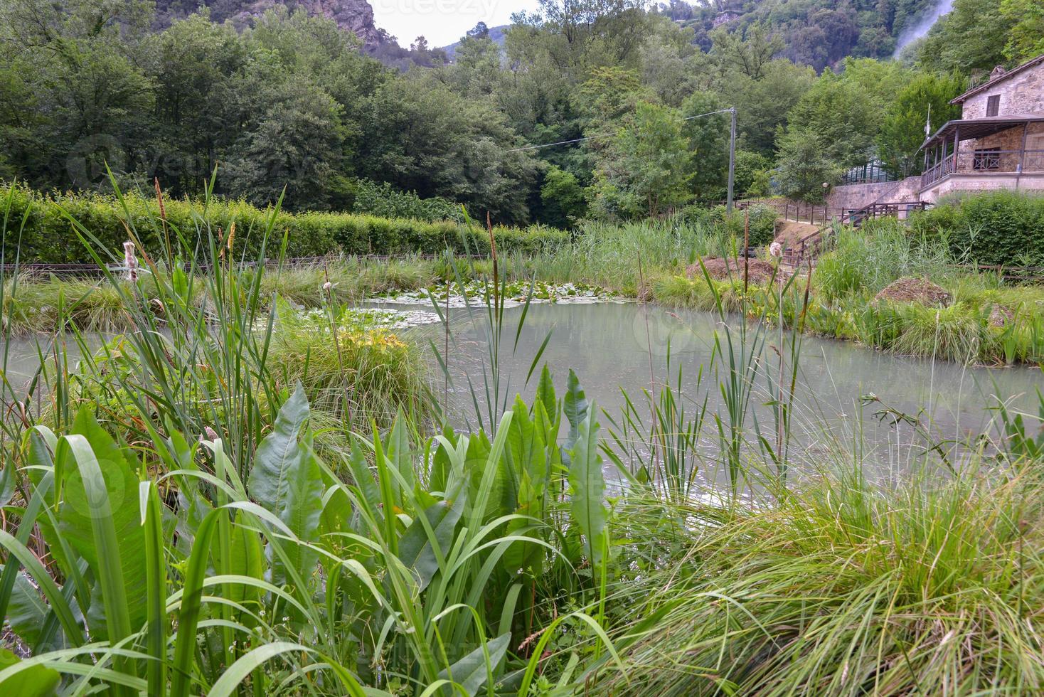 el lago de la cascada marmore foto