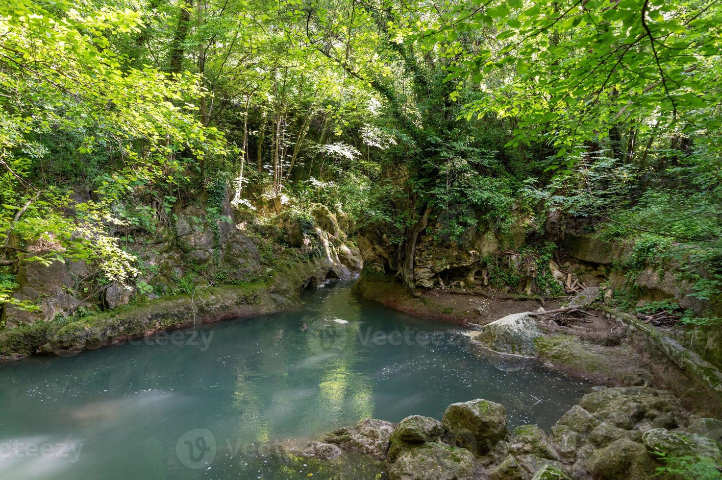 río en el bosque procedente de la cascada del marmore foto