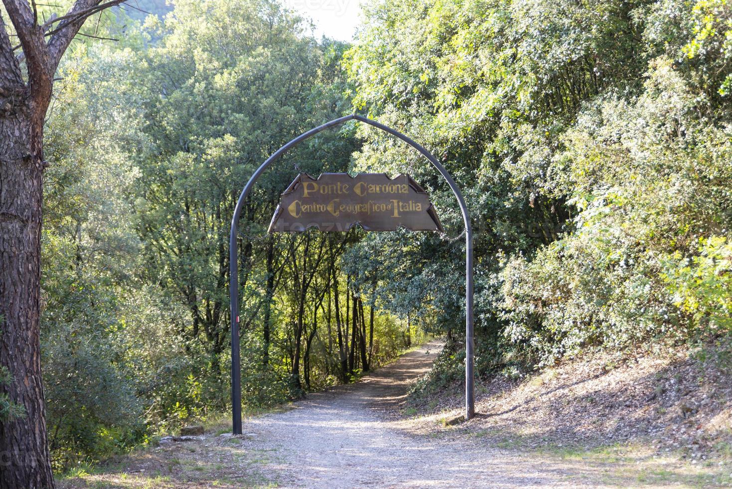 Entrada al camino que conduce al centro de Italia. foto