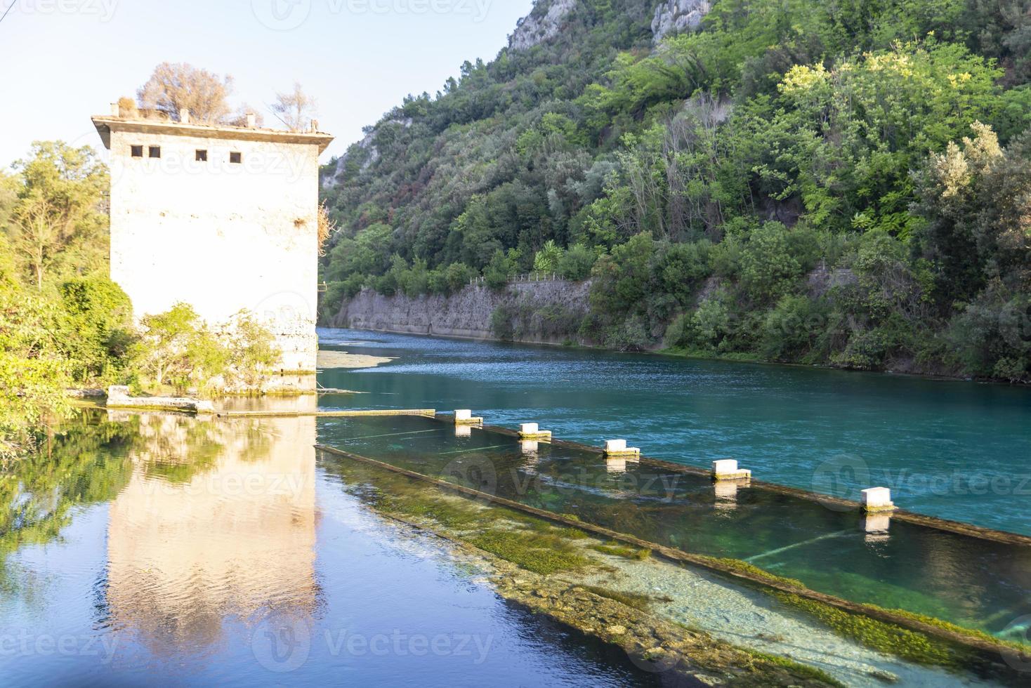 Stifone lugar característico para el río con agua azul. foto