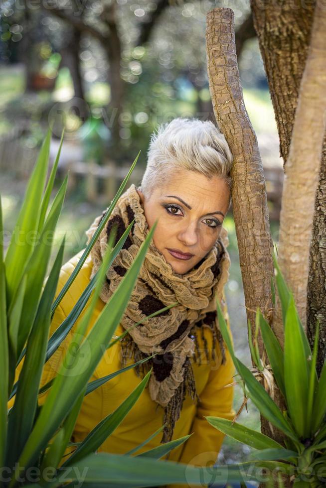 Retrato de niña rubia de pelo corto entre la naturaleza foto