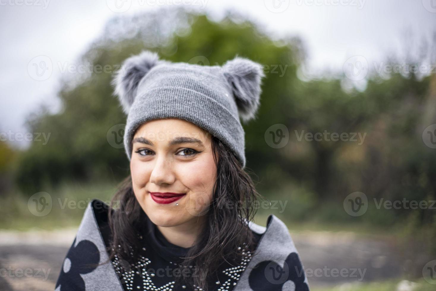 chica morena en ropa de invierno ubicación de montaña foto