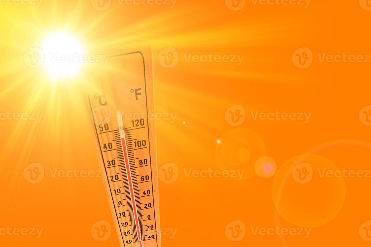 Ilustración naranja que representa el caluroso sol de verano y el termómetro ambiental que marca una temperatura de 45 grados. foto