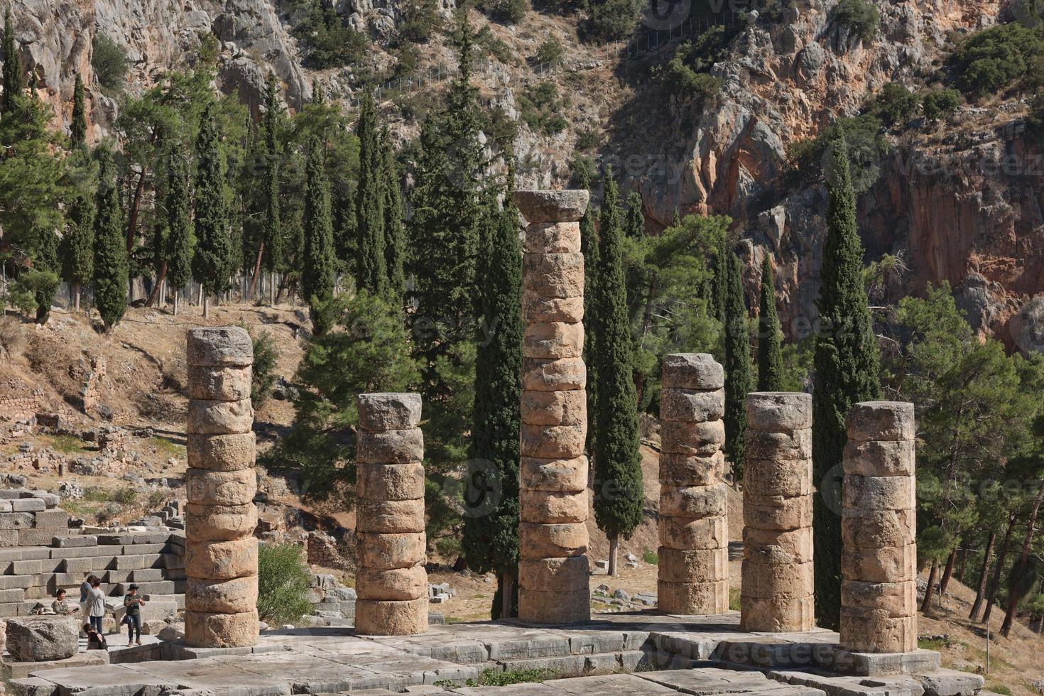 templo de apolo en delfos, grecia foto