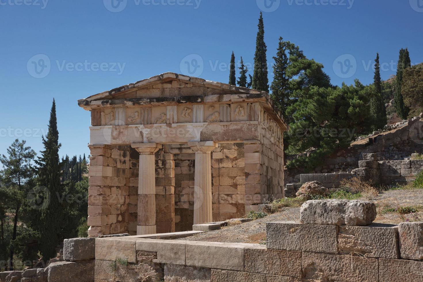 El tesoro de Atenas en Delfos, Grecia foto