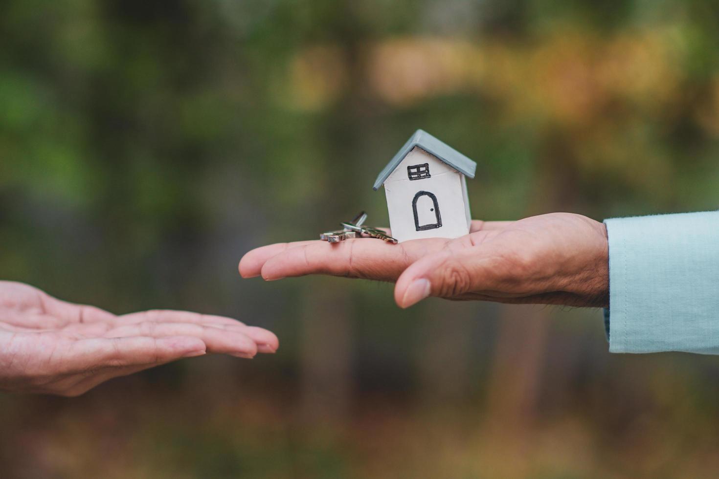 mano dando llave casa negocio venta alquiler seguro foto