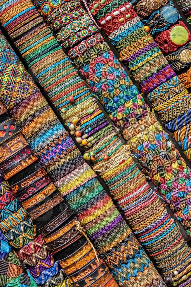 Pulseras peruanas hechas a mano en Cusco, Peru. foto