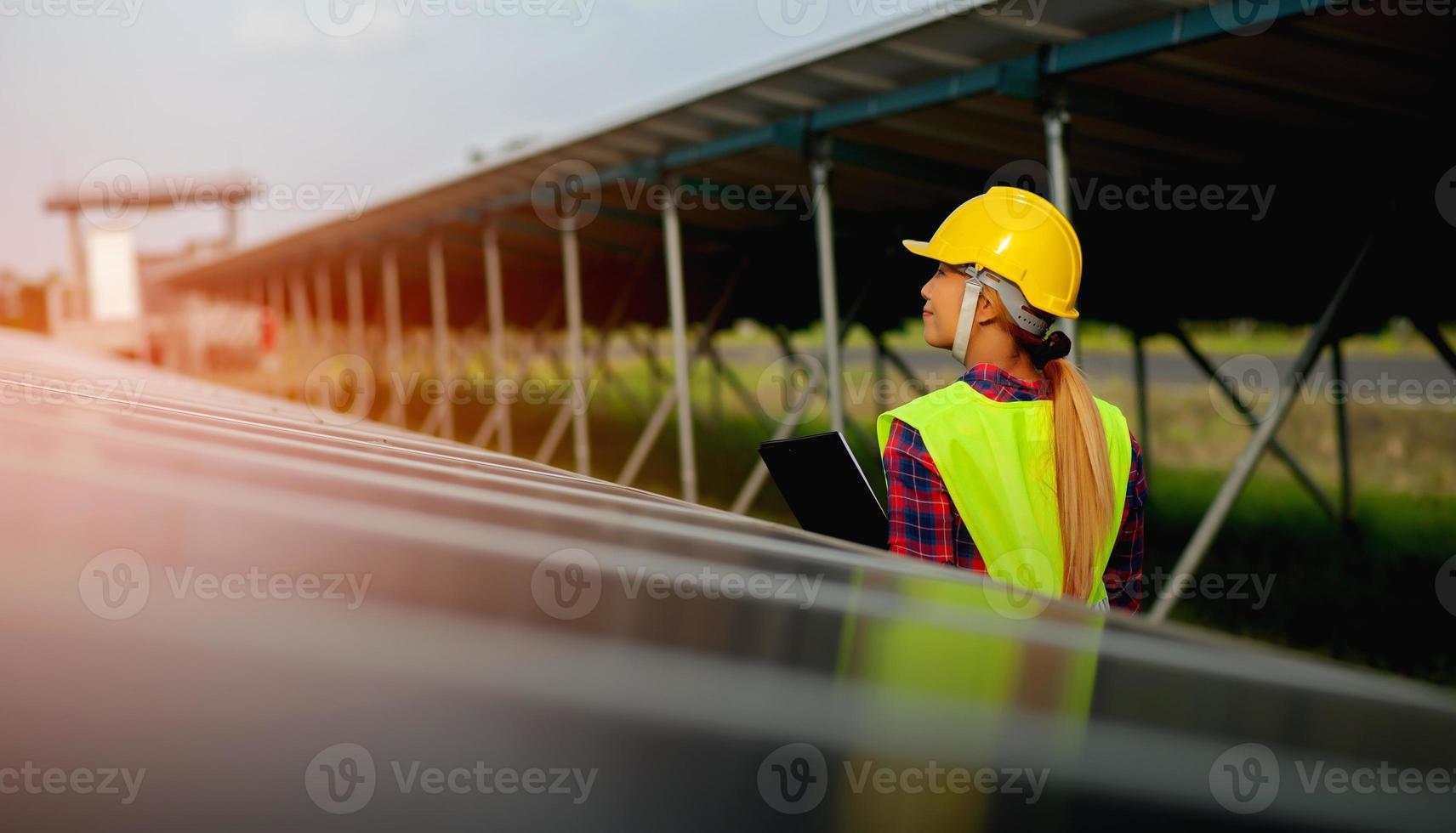 una joven ingeniera de células solares está trabajando duro. trabajando en energías alternativas energía solar foto