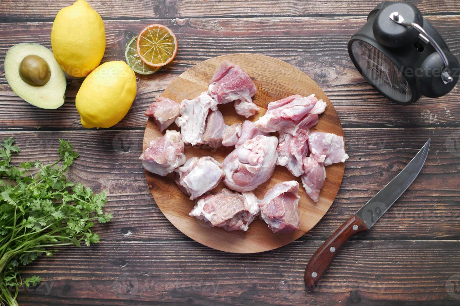 Filete de carne de mármol fresco crudo sobre una tabla de cortar foto