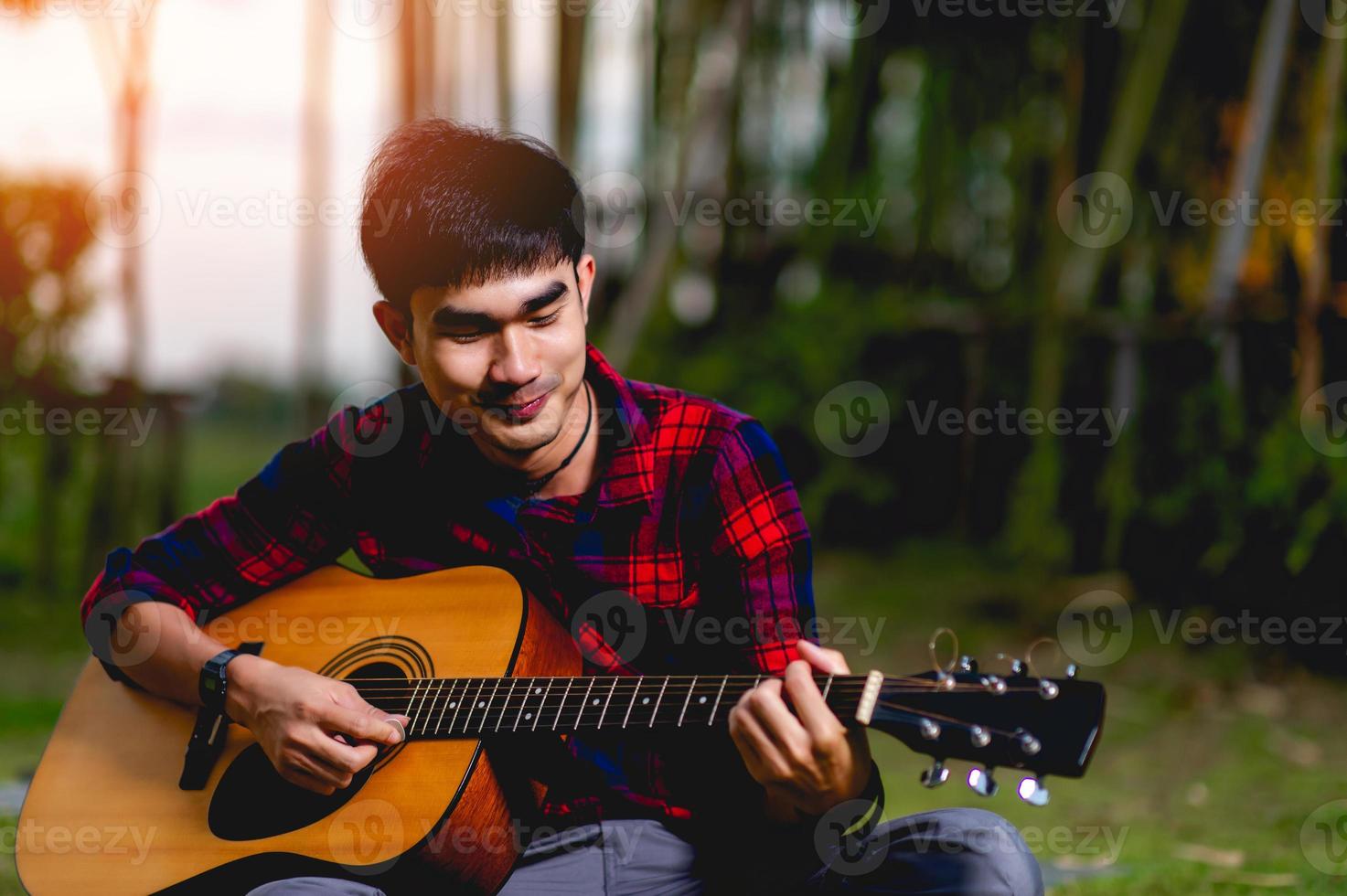 hombre con guitarra afuera foto