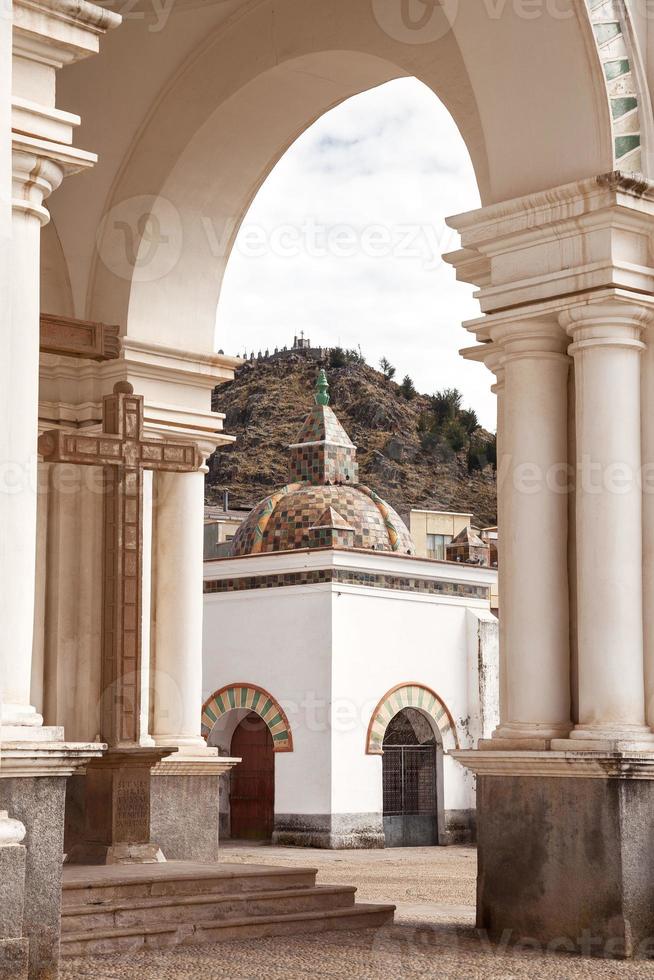 Ver a través del arco en una pequeña capilla de la basílica de Nuestra Señora de Copacabana, Bolivia foto