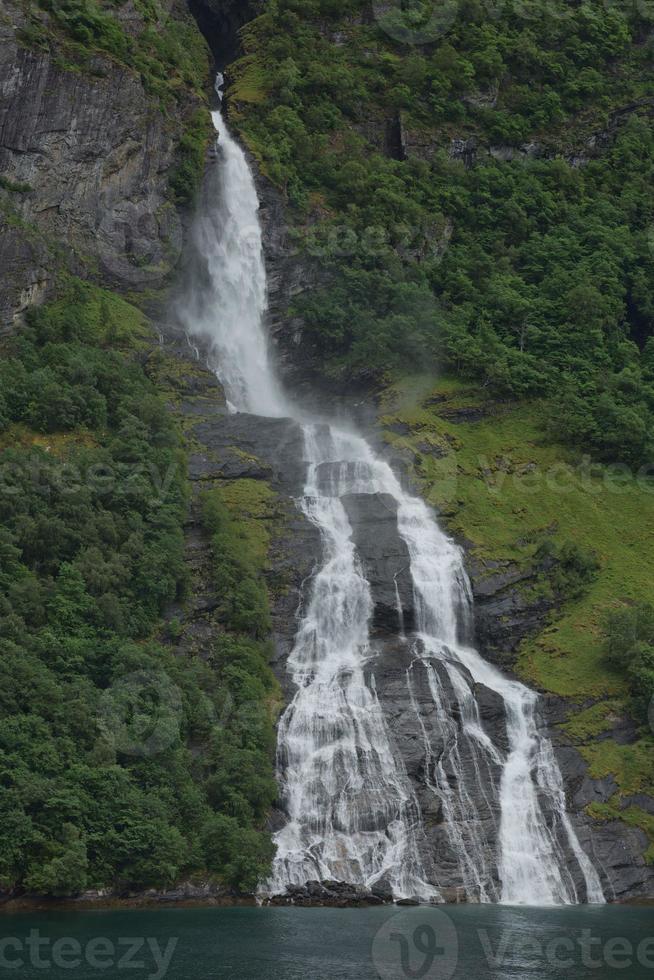 cascada de las siete hermanas sobre geirangerfjord, noruega foto