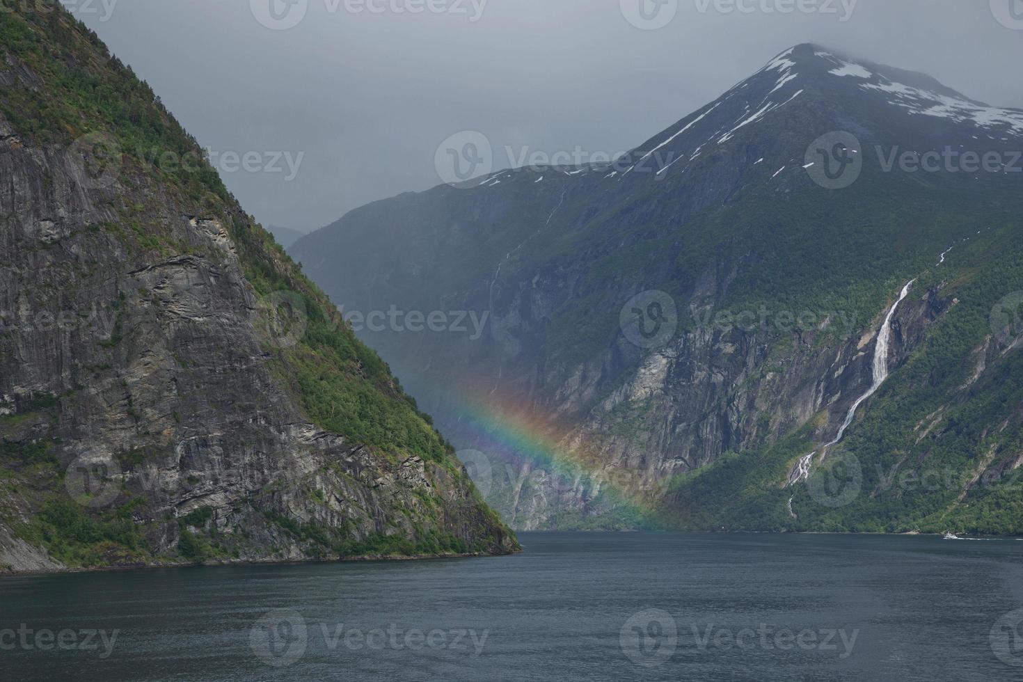 arco iris sobre geirangerfjord en noruega foto