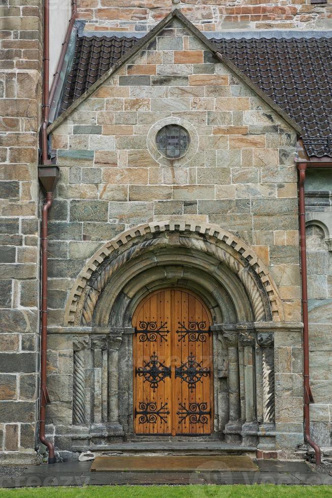 Detalle de la puerta de la iglesia de St Marys en Sandviken, Bergen, Noruega foto