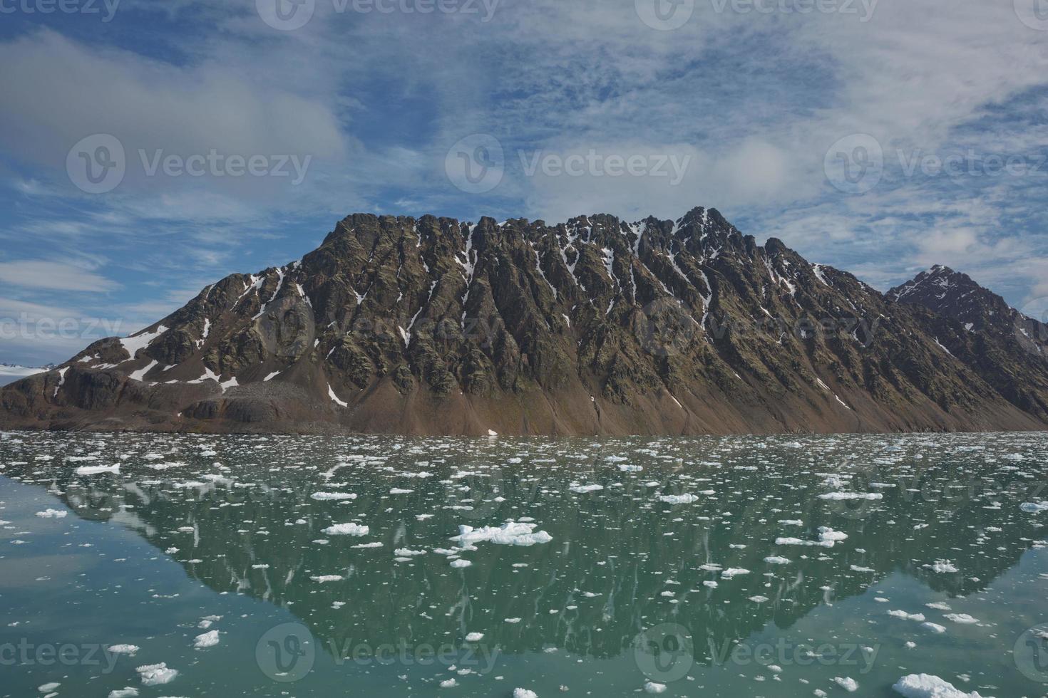 paisaje de la costa cerca de ny alesund en spitsbergen foto