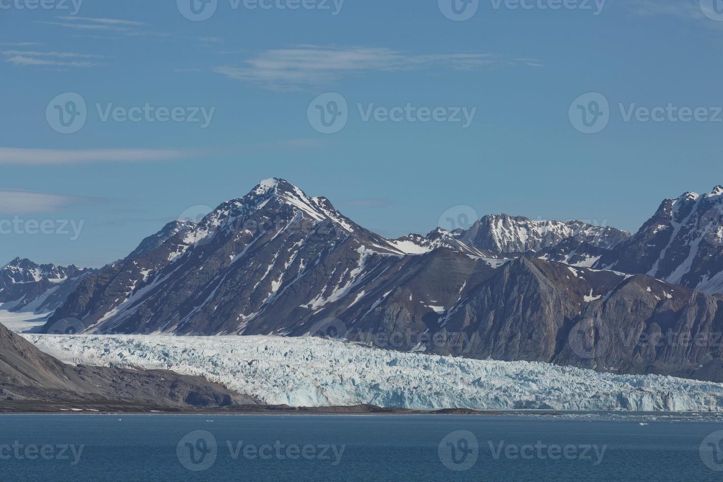 paisaje de la costa cerca de ny alesund en spitsbergen foto