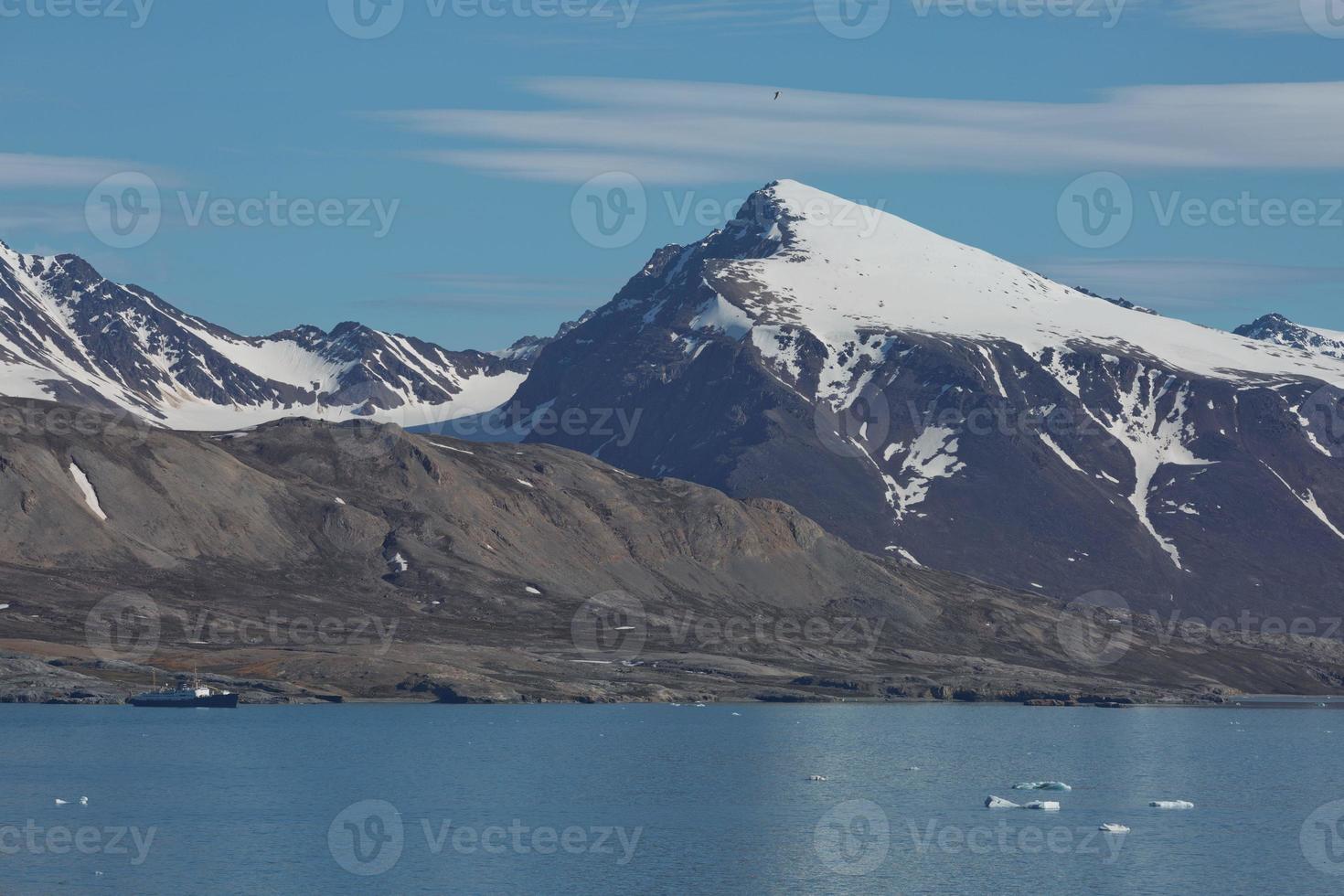 paisaje de la costa cerca de ny alesund en spitsbergen foto