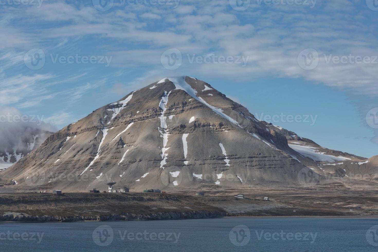 paisaje de la costa cerca de ny alesund en spitsbergen foto