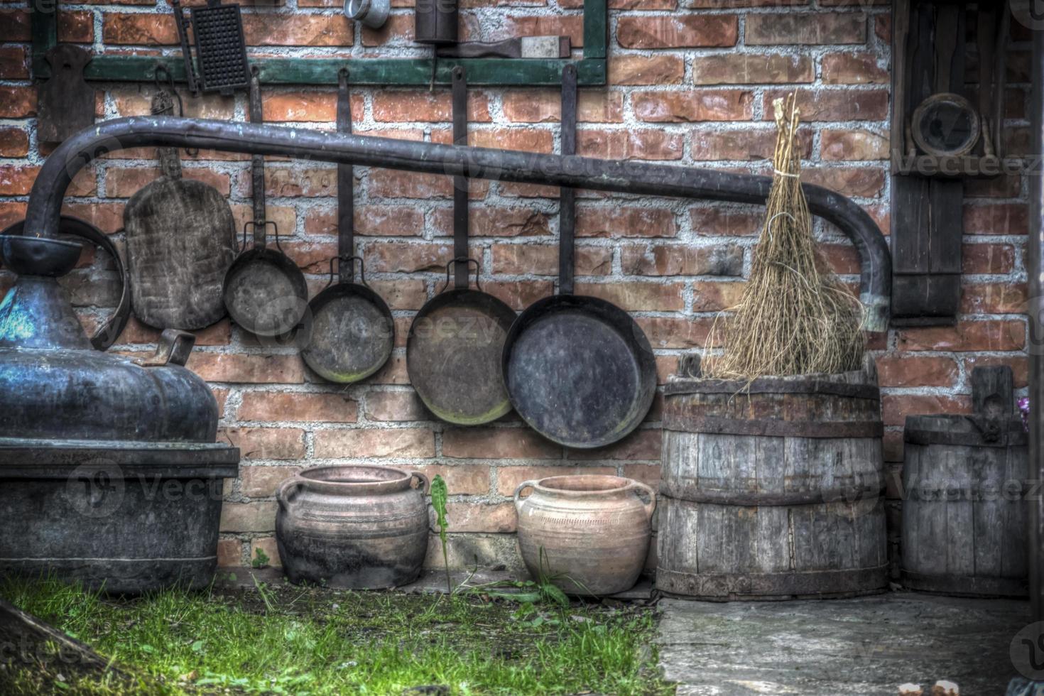 Ollas y barriles en un antiguo patio de campo foto