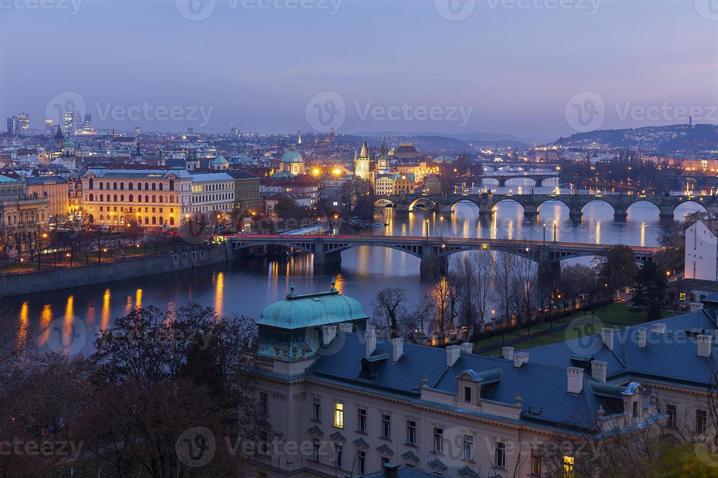 vista de praga en la noche foto