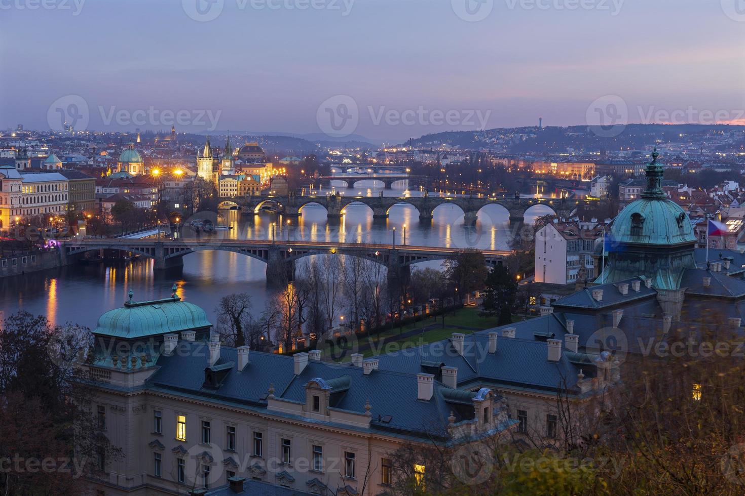 vista de praga en la noche foto