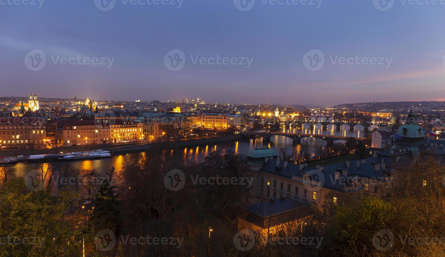 vista de praga en la noche foto