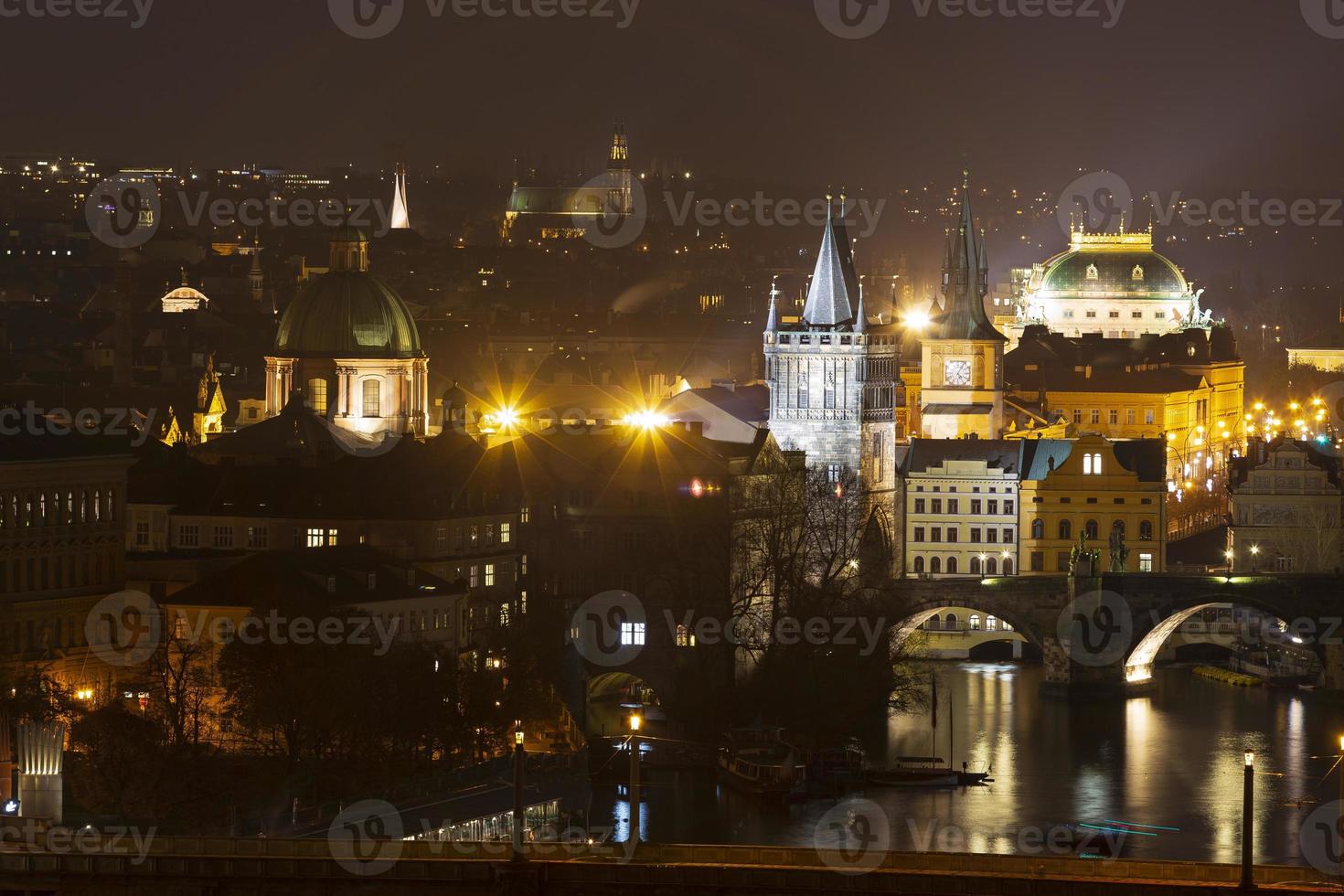 vista de praga en la noche foto