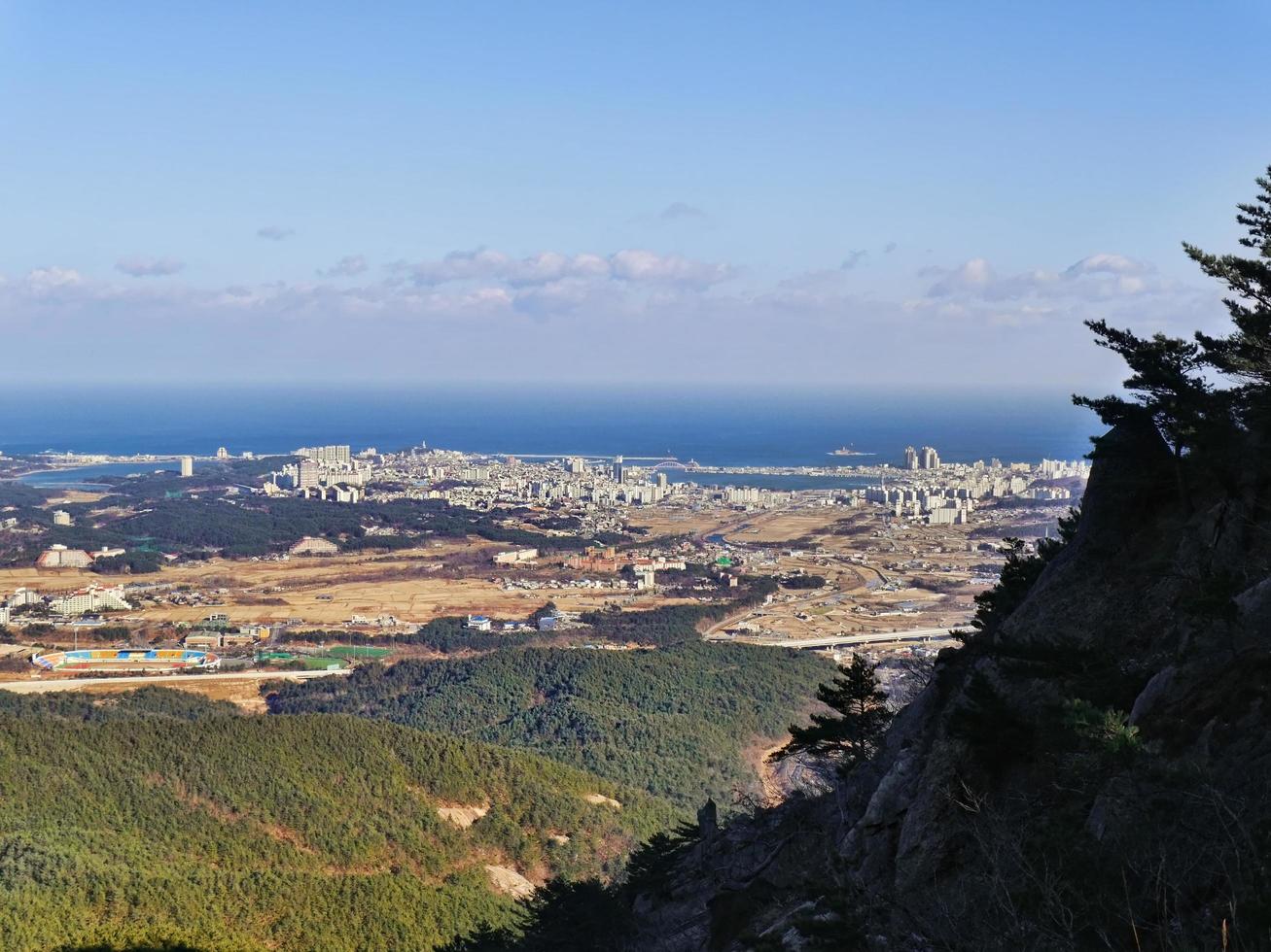 la hermosa vista desde la cima de las montañas seoraksan hasta la ciudad de sokcho. Corea del Sur foto