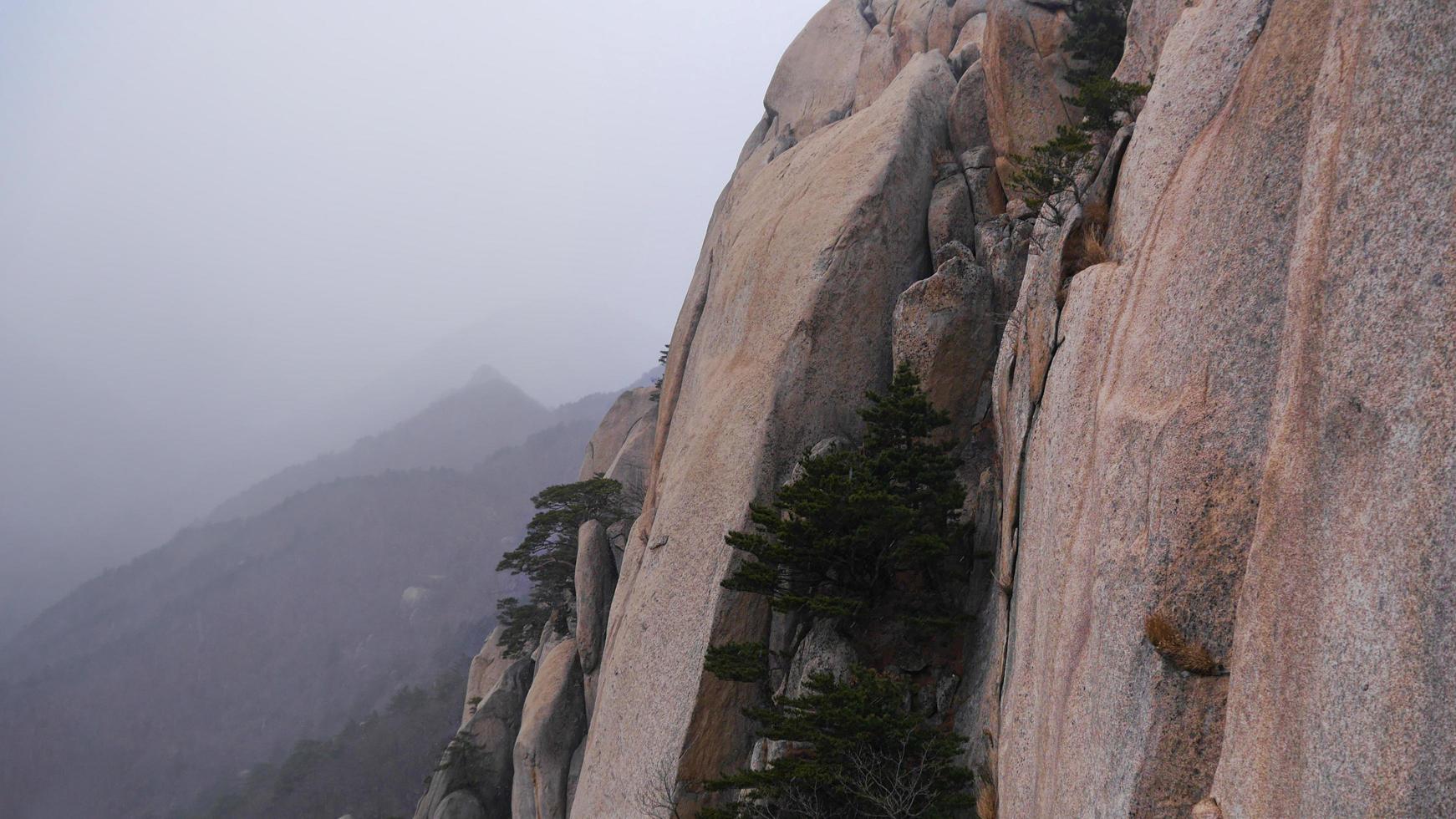 la roca y la niebla en las montañas seoraksan, corea del sur foto