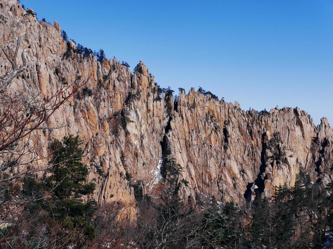 vista a la gran roca ulsanbawi en el parque nacional de seoraksan. Corea del Sur foto