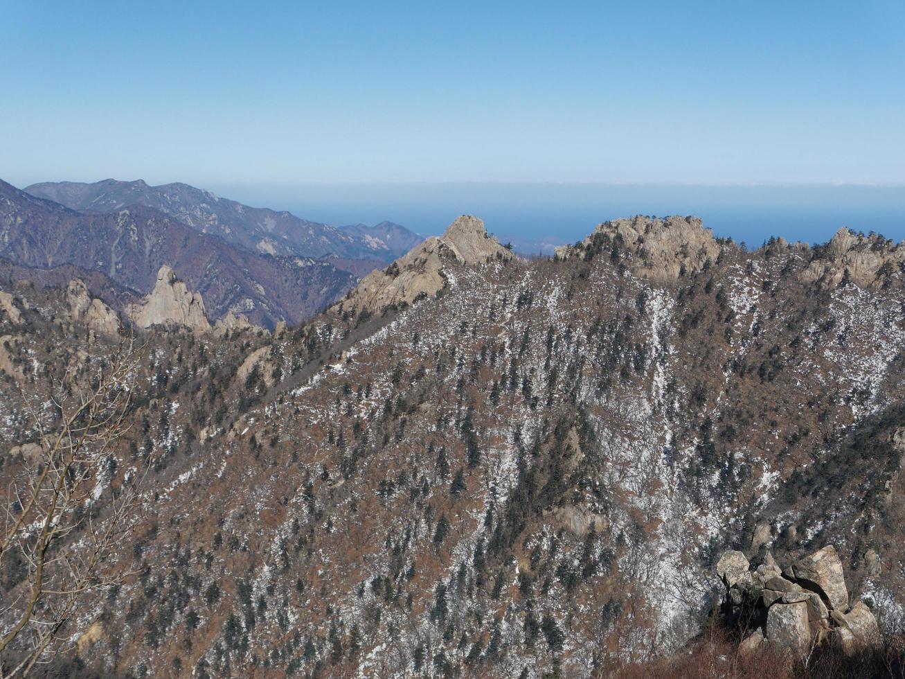 gran vista a las hermosas montañas seoraksan. Corea del Sur foto