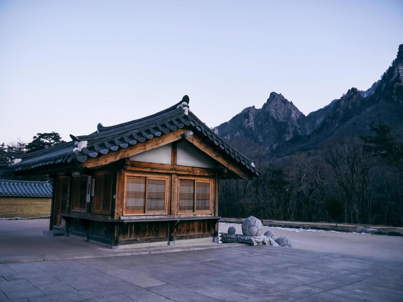 casas asiáticas en el templo de sinheungsa. parque nacional de seoraksan. Corea del Sur foto