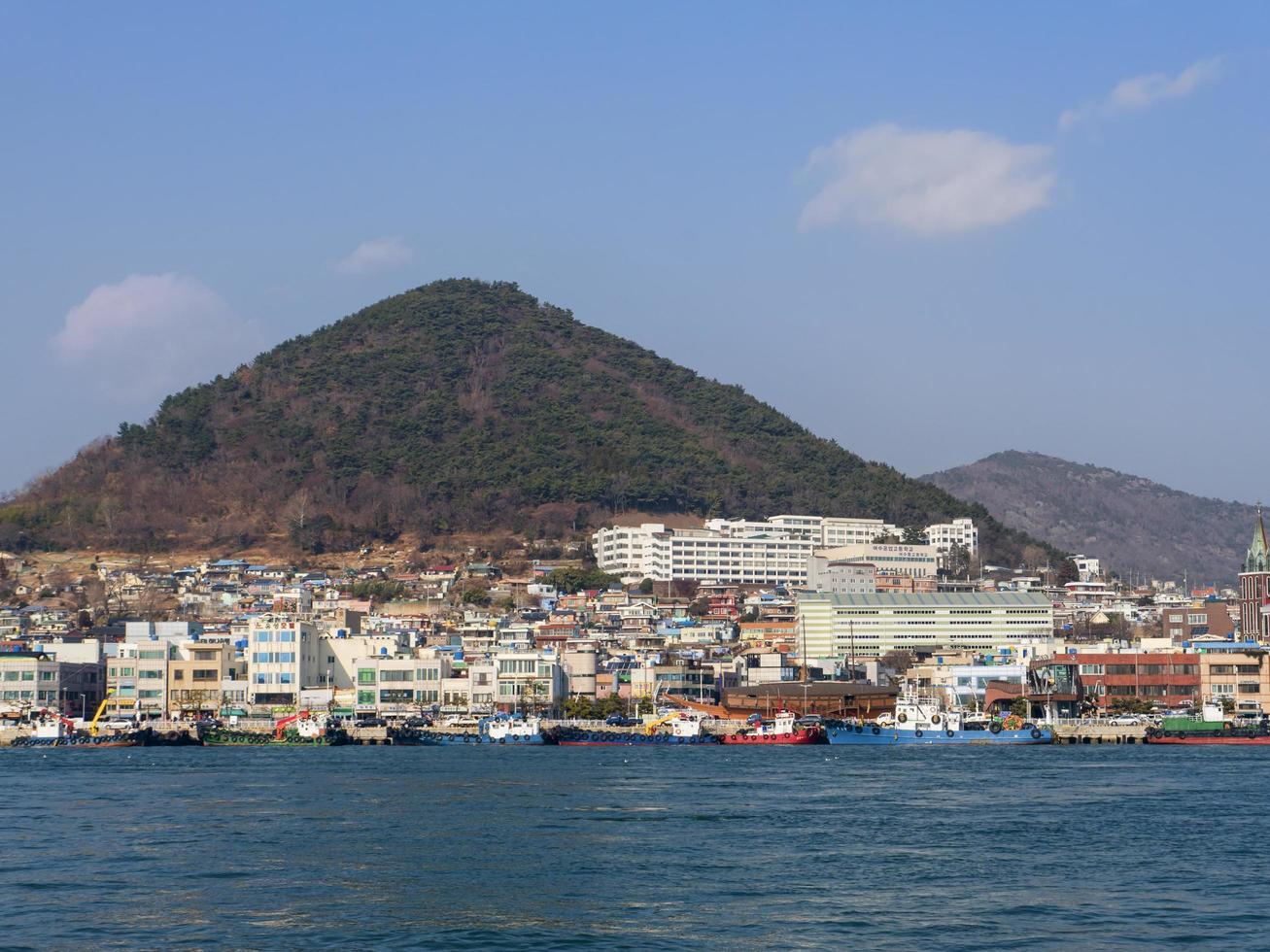 panorama desde el mar a la ciudad de yeosu. Corea del Sur. enero 2018 foto