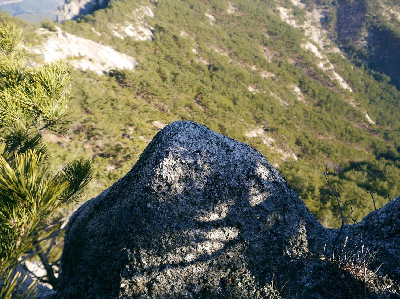 grandes piedras en el pico alto de las montañas seoraksan. Corea del Sur foto