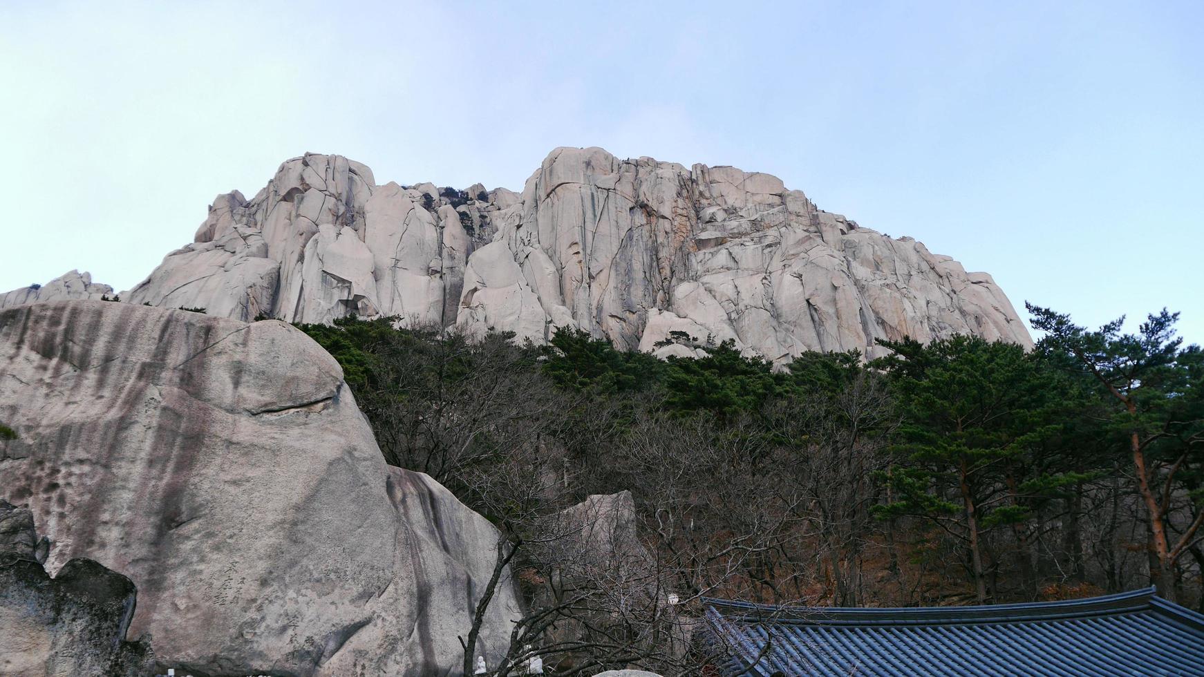 vista a la gran roca ulsanbawi en el parque nacional de seoraksan. Corea del Sur foto