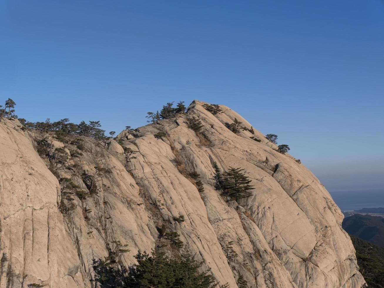 alto pico de la montaña en corea del sur. parque nacional de seoraksan. foto