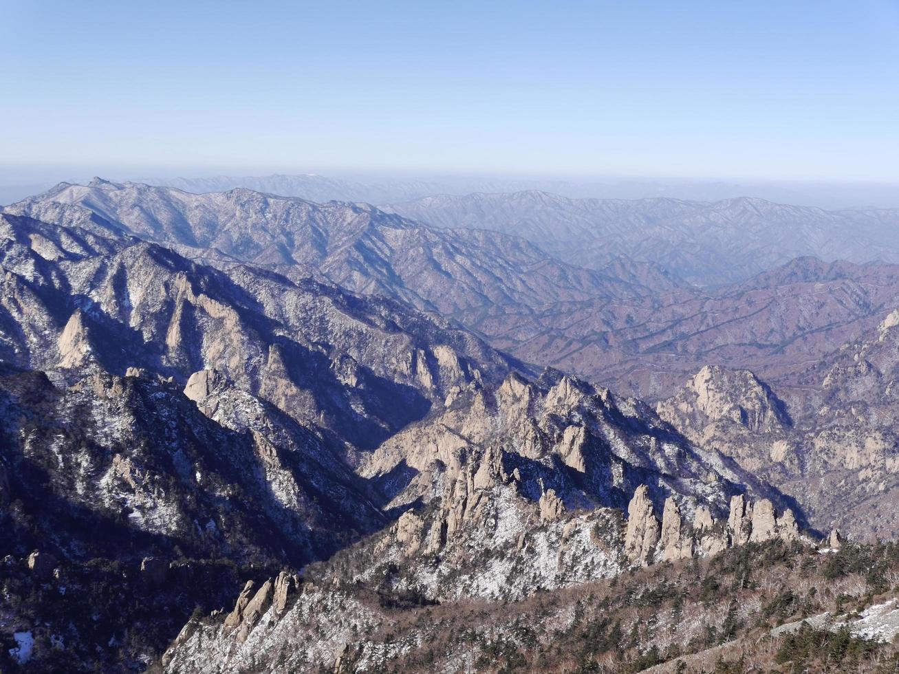 la vista a las hermosas montañas desde el pico alto. parque nacional de seoraksan. Corea del Sur foto